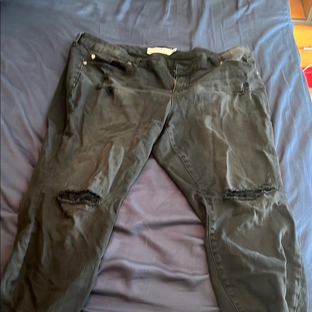 Torrid Black Skinny Jeans capris distressed style 20R